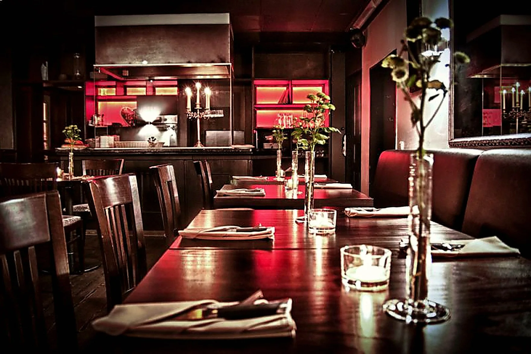 Gedeckte Tische mit Kerzen im Gastraum des Restaurant ROOM